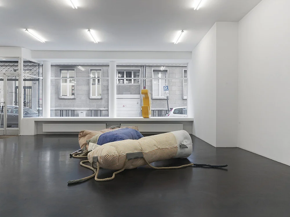 Fluffing the Pillows — Nairy Baghramian — Exhibitions — Galerie Buchholz — Image 00