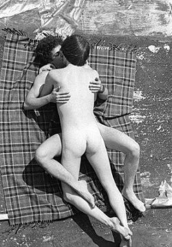 Pictures, Before and After An Exhibition for Douglas Crimp — Daniel Buren, Charles James, Antonio Lopez, Agnes Martin, Joseph Cornell, Robert Smithson, The Cockettes, Jack Smith,... — Exhibitions — Galerie Buchholz — Image 153