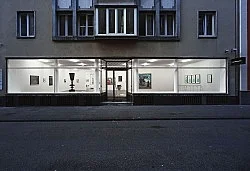 Next to kin — Monika Baer Lukas Duwenhögger Julia Göthe Lucy McKenzie Josef Strau Stefan Thater Katharina Wulff — Exhibitions — Galerie Buchholz — Image 24