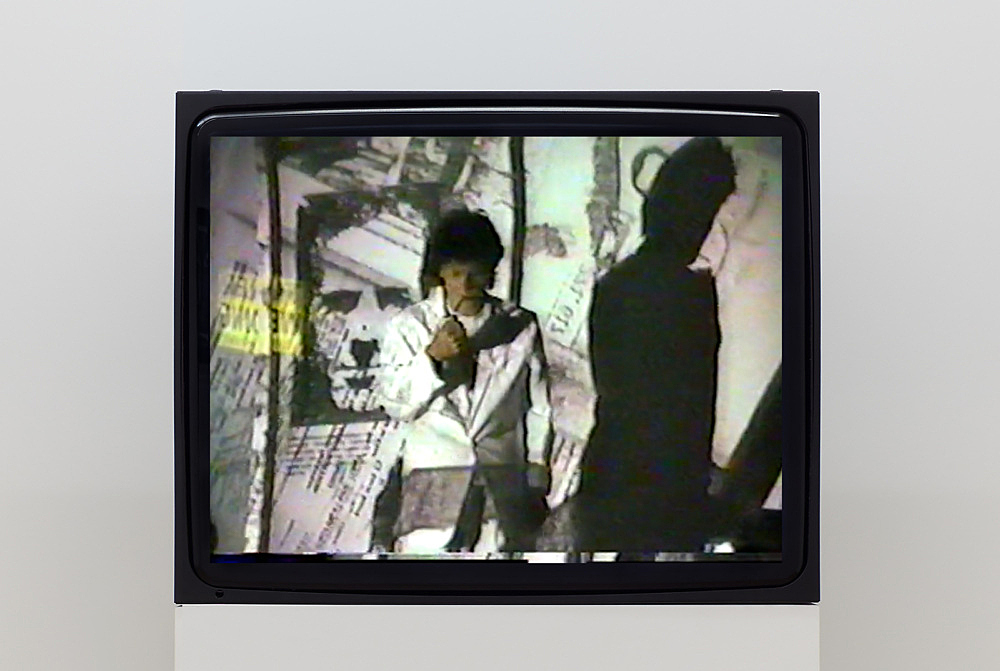 Lutz Bacher – The Lee Harvey Oswald Interview (Performance, San Francisco, 18 July 1984) digital video, sound, 12’32" installation view Galerie Buchholz, New York 2021