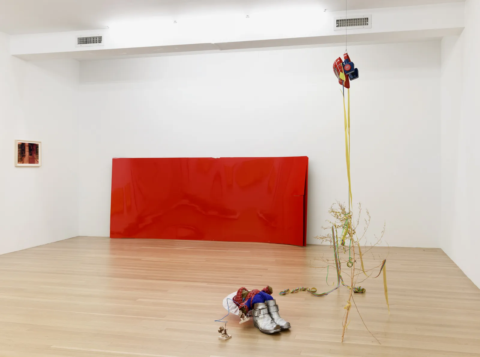 and a footnote on the idea of natural history in Jack Smith an exhibition organized with Juliane Rebentisch — Lutz Bacher, Isa Genzken, Anne Imhof, Michael Krebber, Henrik Olesen, Josephine Pryde — Exhibitions — Galerie Buchholz — Image 19