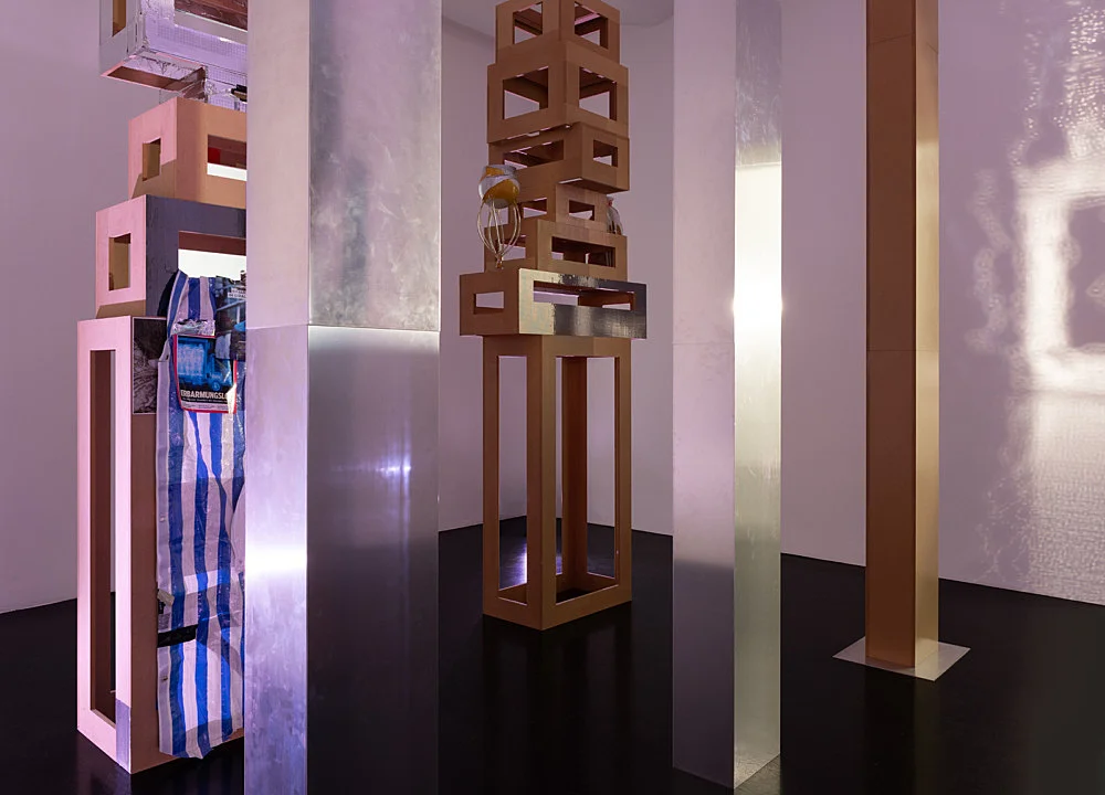 4 Turme, 3 Stelen, Schauspieler und Vollmond — Isa Genzken — Exhibitions — Galerie Buchholz — Image 00