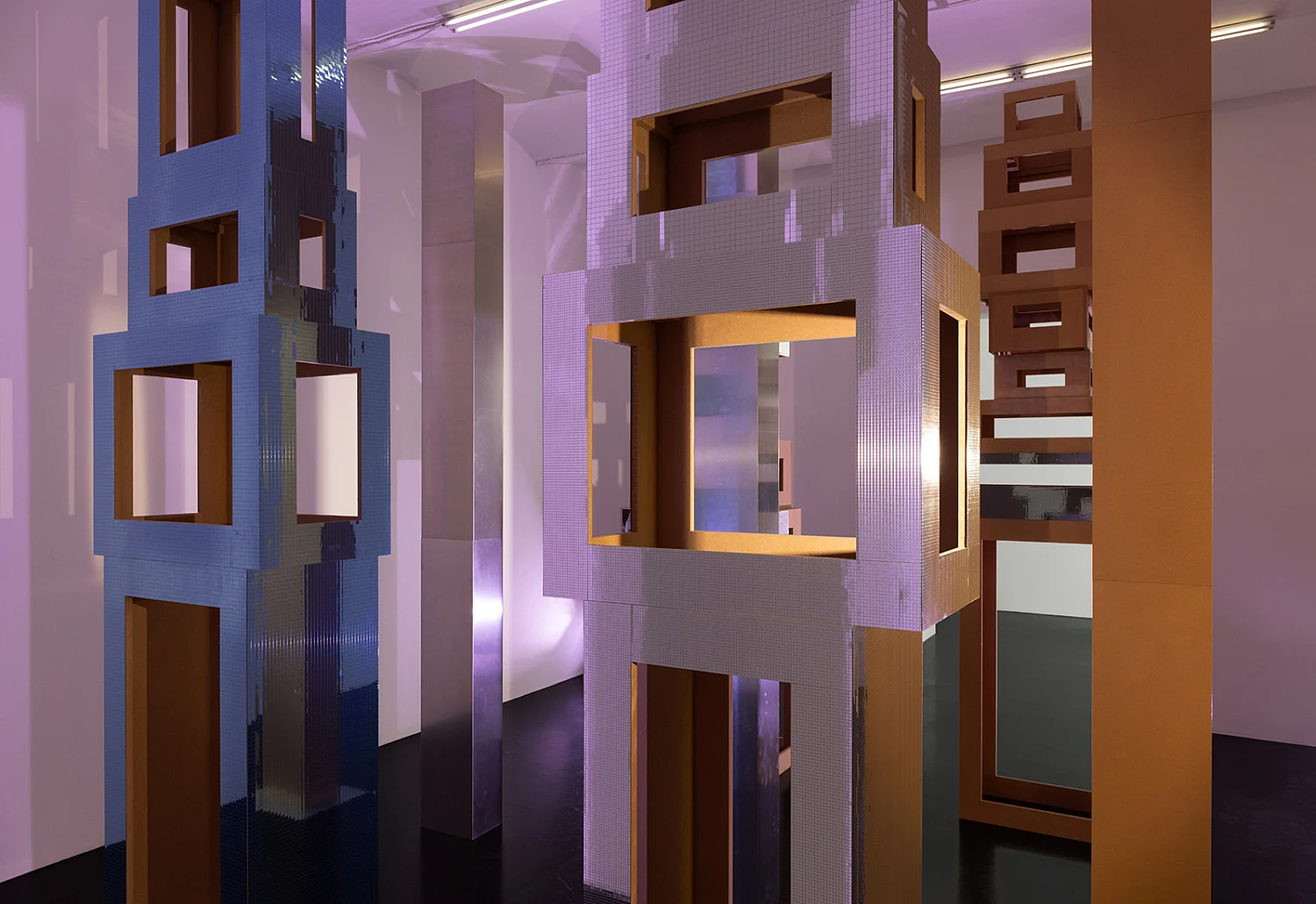 4 Turme, 3 Stelen, Schauspieler und Vollmond — Isa Genzken — Exhibitions — Galerie Buchholz — Image 15