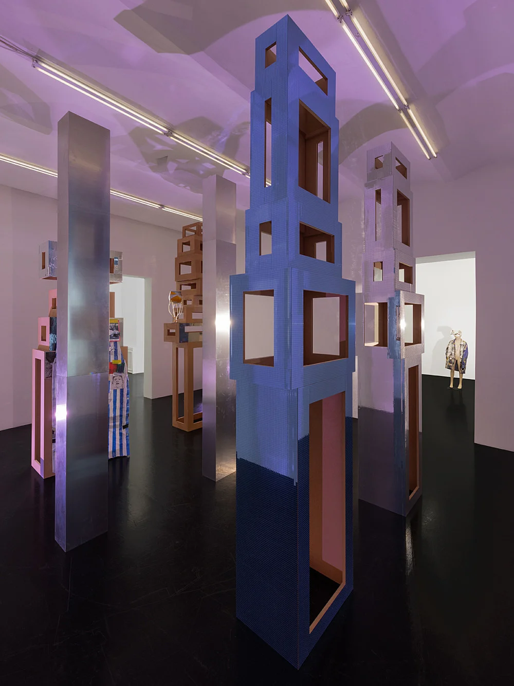 4 Turme, 3 Stelen, Schauspieler und Vollmond — Isa Genzken — Exhibitions — Galerie Buchholz — Image 16